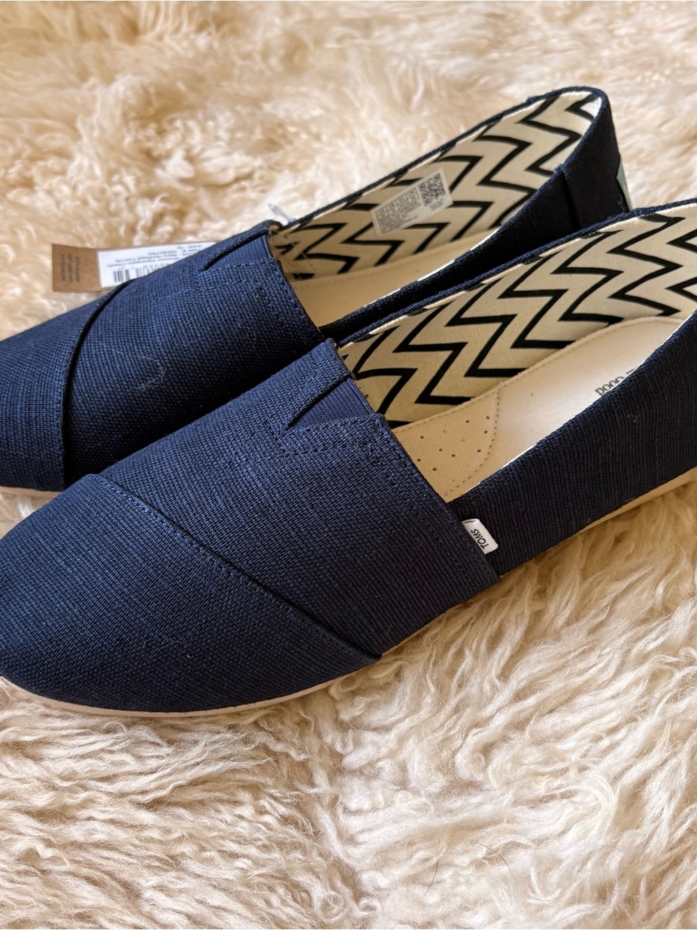 NWT Toms Women's Canvas Slip-On Flats in Navy with Zigzag Insole